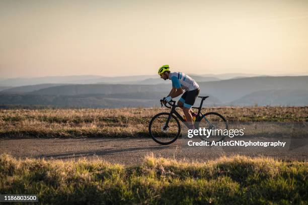 fietsen in de buitenlucht. - racing cyclist stockfoto's en -beelden