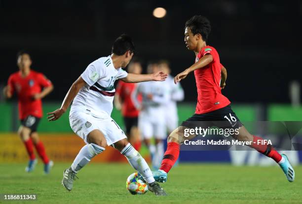 Jose Ruiz of Mexico in action against Jisung Eom of Korea Republic during the quarterfinal match between Korea Republic and Mexico in the FIFA U-17...