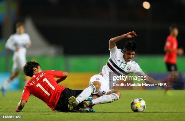 Sangbin Jeong of Korea Republic in action against Jose Ruiz of Mexico during the quarterfinal match between Korea Republic and Mexico in the FIFA...