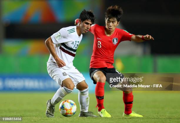 Jose Ruiz of Mexico in action against Jaehyeok Oh of Korea Republic during the quarterfinal match between Korea Republic and Mexico in the FIFA U-17...