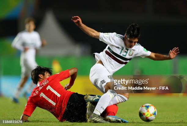 Sangbin Jeong of Korea Republic in action against Jose Ruiz of Mexico during the quarterfinal match between Korea Republic and Mexico in the FIFA...