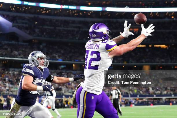Kyle Rudolph of the Minnesota Vikings catches his second touchdown pass of the first quarter against the Dallas Cowboys at AT&T Stadium on November...