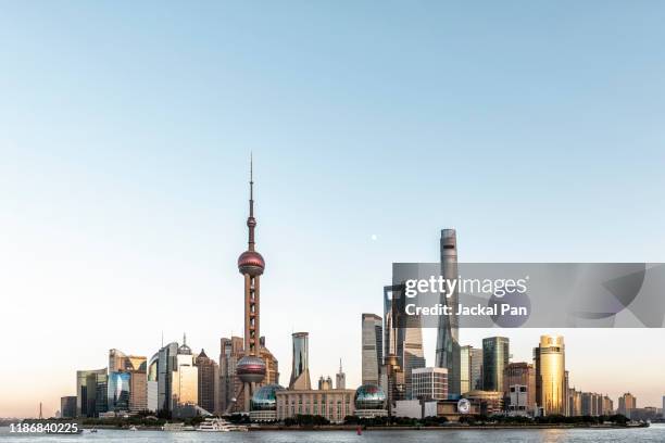 shanghai skyline - lujiazui stockfoto's en -beelden