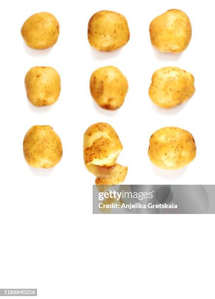 raw potatoes on white background. pattern with potatoes. vegetables abstract background - pomme de terre photos et images de collection