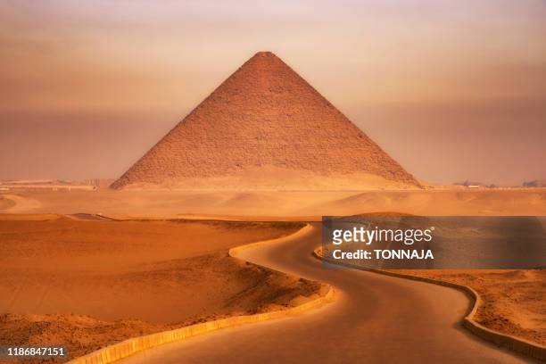 red pyramid of dahshur - クフ王　ピラミッド ストックフォトと画像