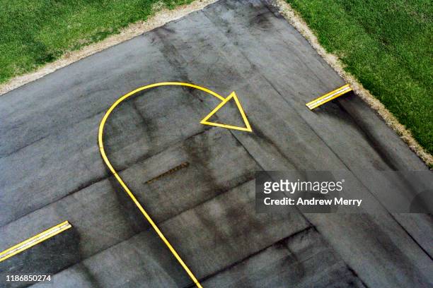 yellow arrow sign on airport runway, aerial view - achteruitrijden stockfoto's en -beelden