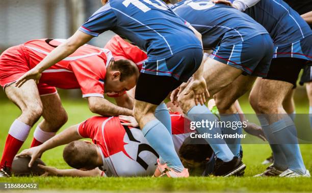 scrum aktion auf rugby-spiel! - rugby league wettbewerb stock-fotos und bilder