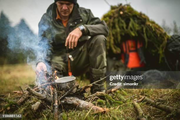 homme faisant le thé - survivor photos et images de collection