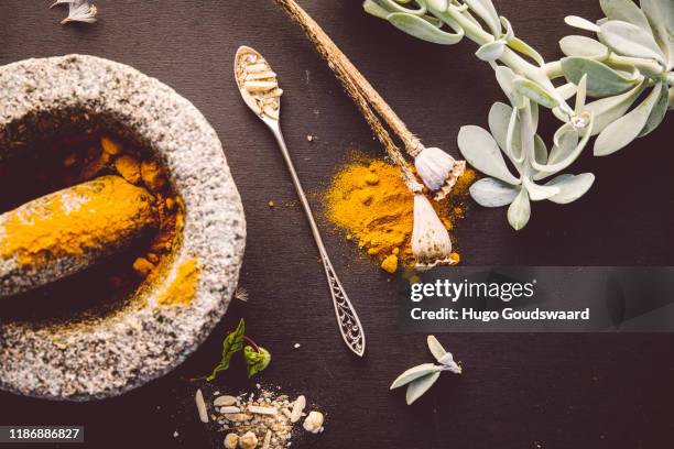 top-down view with organic herbs and cbd related natural medicine such as turmeric, ginger, cinnamon, aloe vera and poppy seeds. - ashwagandha stockfoto's en -beelden