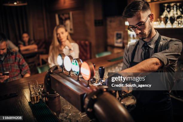 barman hälla öl - beer taps bildbanksfoton och bilder