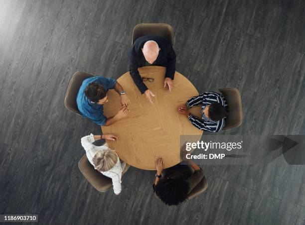 succes draait om de inzet van een team - bovenop stockfoto's en -beelden