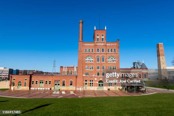 dubuque star brewery und shot tower - dubuque stock-fotos und bilder