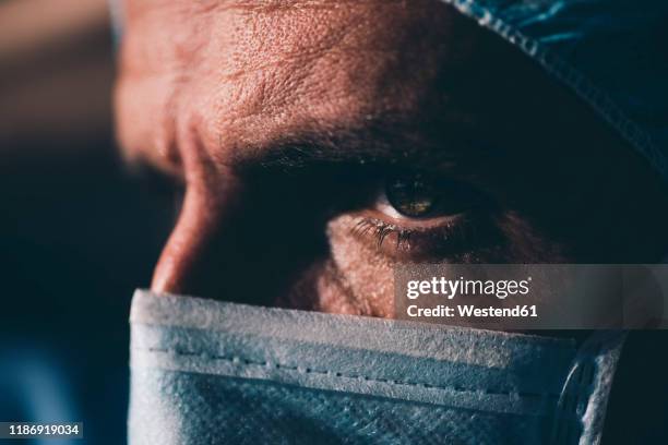 close-up of a focused surgeon - máscara quirúrgica fotografías e imágenes de stock