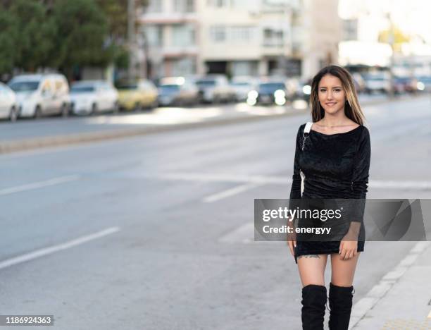 portret van mooi meisje wandelen in de stad - minijurk stockfoto's en -beelden