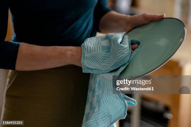 woman drying plate with dish towel, close-up - torchon photos et images de collection