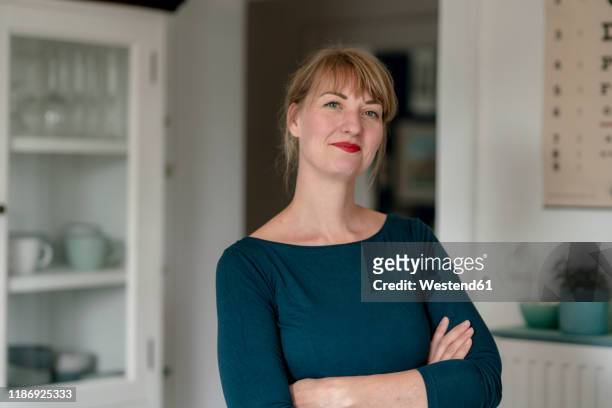 portrait of smiling woman at home - women 35 foto e immagini stock