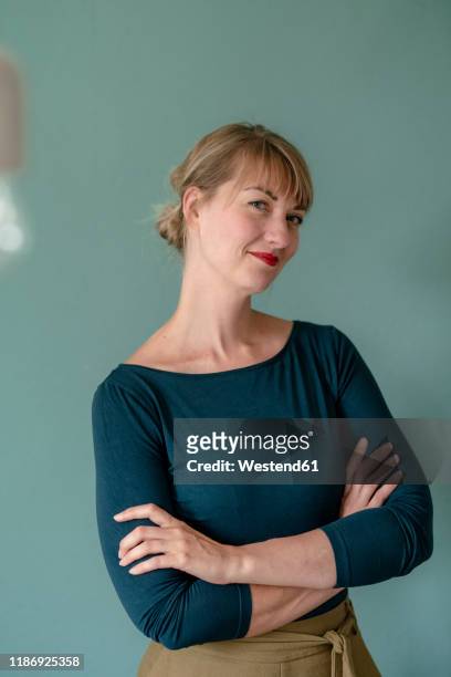 portrait of self-confident woman - mid adult women stock pictures, royalty-free photos & images