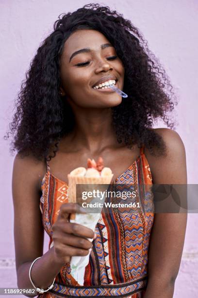 portrait of young woman enjoying icecream - mulher colher sorvete imagens e fotografias de stock