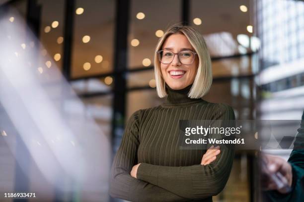 portrait of confident young woman in the city - green blazer stockfoto's en -beelden