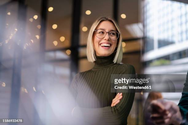portrait of happy young woman in the city - messa a fuoco differenziale foto e immagini stock