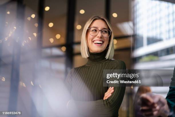 portrait of happy young woman in the city - selective focus 個照片及圖片檔