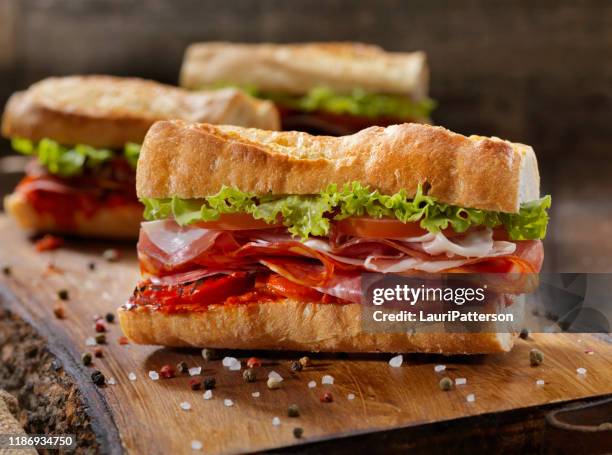 sandwich italiano con pimientos rojos asados - cold cuts fotografías e imágenes de stock