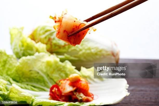 korea food,eating kimchi image - talher oriental - fotografias e filmes do acervo