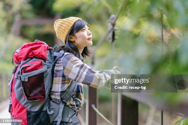 頂上の若い女性ハイカーの肖像。 - outdoor pursuits ストックフォトと画像