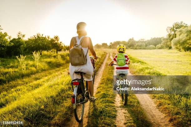 andare in bicicletta con mia madre - primavera foto e immagini stock