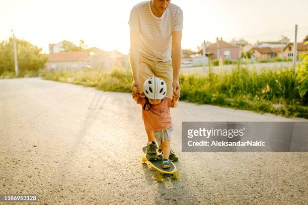 El primer paseo en skateboard del bebé