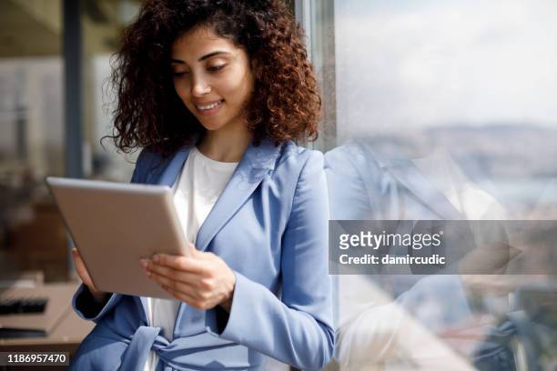 ung affärskvinna med hjälp av digital tablet - corporate news bildbanksfoton och bilder