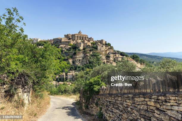 historic city gordes (vaucluse/ provence-alpes-cote d'azur - france) - region provence alpes côte d'azur stock-fotos und bilder