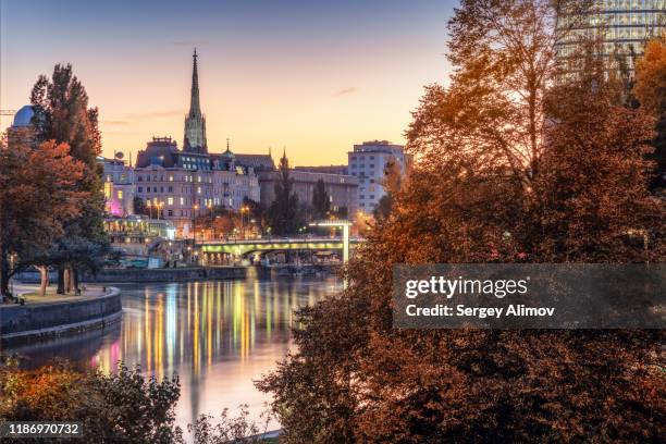 vienna evening cityscape - vienne photos et images de collection