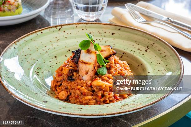 risotto with seafood - risotto fotografías e imágenes de stock