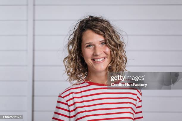 fashion model toothy glimlachend - teenager girl stockfoto's en -beelden