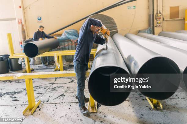 werken aan de grote pijp in de fabriek - pipeline stockfoto's en -beelden