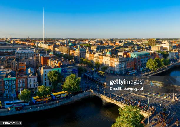 dublin aerial view met liffey river en o'connell bridge tijdens zonsondergang - dublin city stockfoto's en -beelden