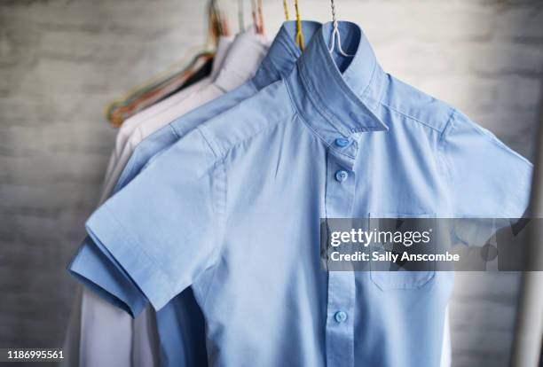 school uniforms - uniforme de colegio fotografías e imágenes de stock