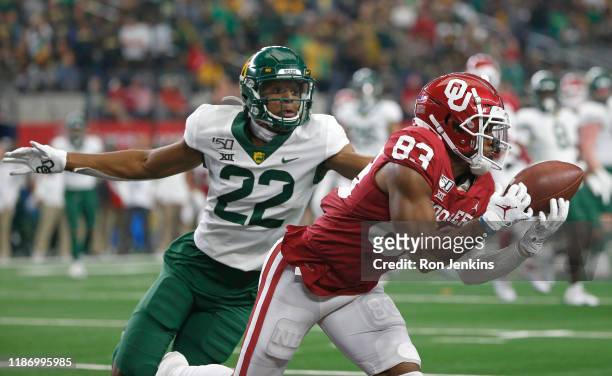 Nick Basquine of the Oklahoma Sooners makes a touchdown catch in front of JT Woods of the Baylor Bears in the third quarter of the Big 12 Football...