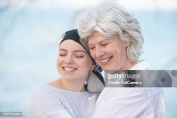 farmor kramar hennes barnbarn med cancer stock foto - cancerland 2019 bildbanksfoton och bilder