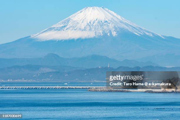 snow-capped mt. fuji and pacific ocean in kanagawa prefecture of japan - prefettura di shizuoka foto e immagini stock