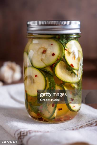 gepekelde courgette - pickle jar stockfoto's en -beelden