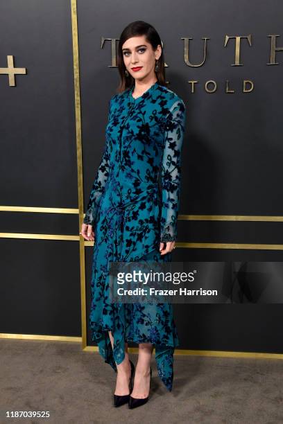 Lizzy Caplan attends the Premiere of Apple TV+'s "Truth Be Told" at AMPAS Samuel Goldwyn Theater on November 11, 2019 in Beverly Hills, California.