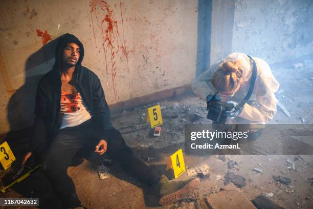 forensiker fotografiert beweise am tatort - gory of dead people stock-fotos und bilder