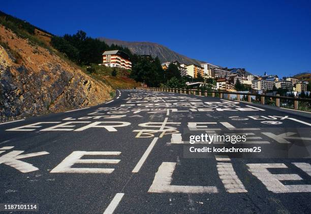 l'alpe d'huez is een skiresort van 1.250 tot 3.330 meter. het is een bergweide in de centrale franse westelijke alpen. - alpe dhuez stockfoto's en -beelden