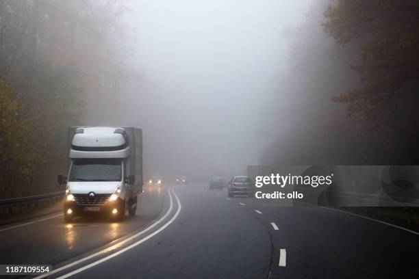 nebel auf landstraße - reflektor stock-fotos und bilder