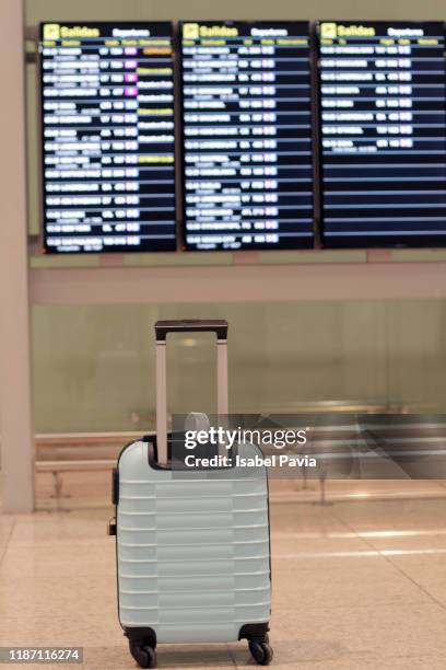 suitcase at airport - posto de controlo de segurança imagens e fotografias de stock