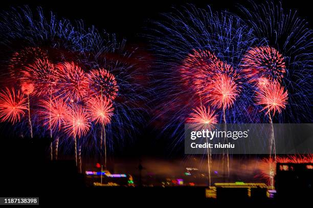 bunte feuerwerk in den nachthimmel - annual red blue soiree stock-fotos und bilder