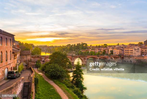 view at cathedral of saint cecilia of albi, france. early in the evening - casa azzurri on tour toulouse foto e immagini stock