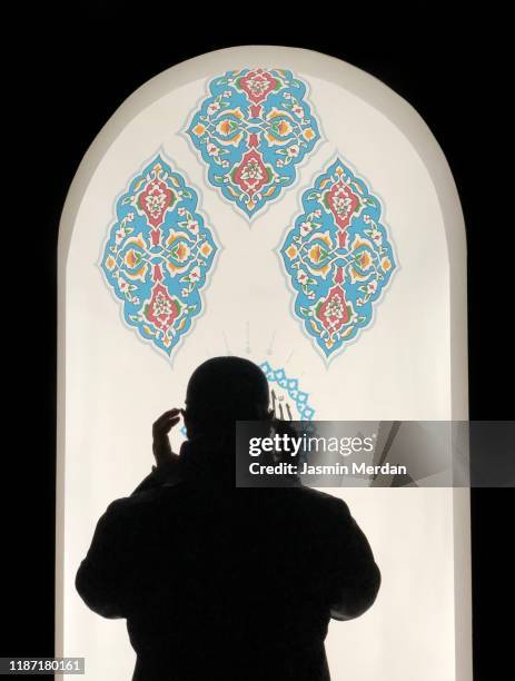 man praying in mosque - isfahan imam stock-fotos und bilder
